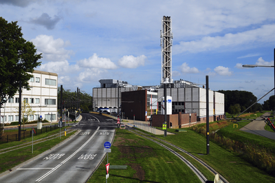 900292 Gezicht op de energiecentrale van het Universitair Medisch Centrum Utrecht tussen de Heidelberglaan (voorgrond) ...